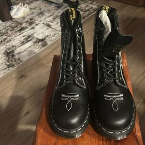 Black Dr Marten’s Wanama Boots